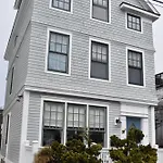 Modern Cottage Downtown Npt-Waites Wharf Cottage Re05618-Str