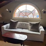 Magical Post And Beam Loft Downtown Newport!