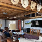 Magical Post And Beam Loft Downtown Newport!