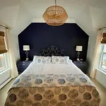 Modern Cottage Downtown Npt-Waites Wharf Cottage Re05618-Str