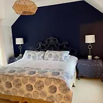 Modern Cottage Downtown Npt-Waites Wharf Cottage Re05618-Str