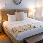 Town & Tide Inn