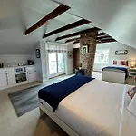 Entire Charming Victorian Home Downtown Newport