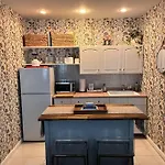 Dog-Friendly Downtown Newport Apartment