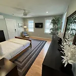 Prime Location! Renovated House! 6 Bed4 Bath