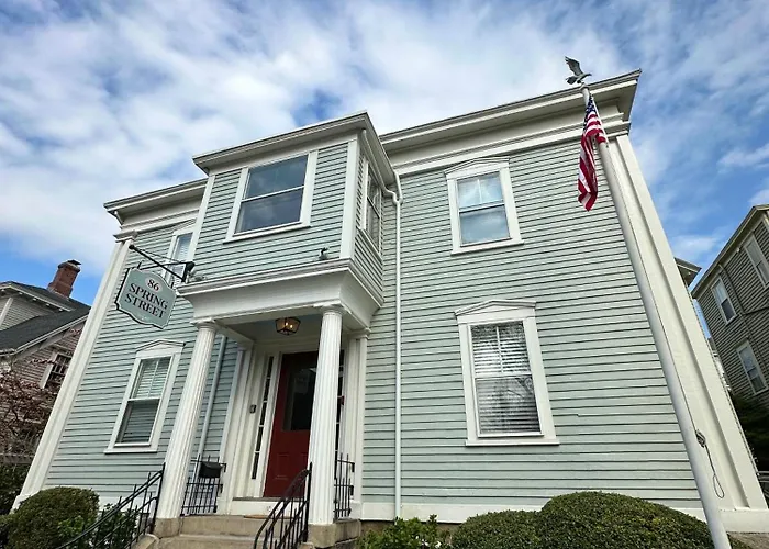 Entire Charming Victorian Home Downtown Newport