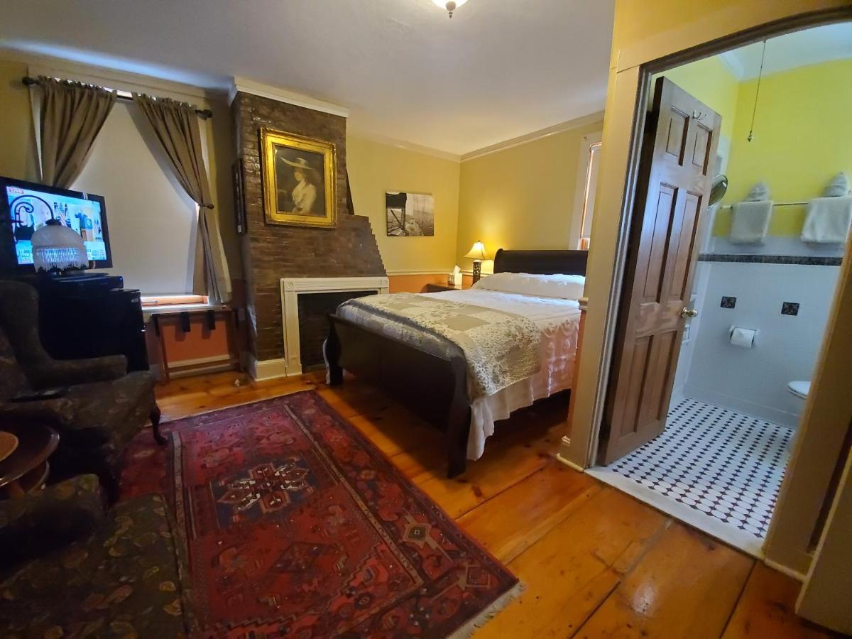 The Burbank Rose Bed & Breakfast Newport