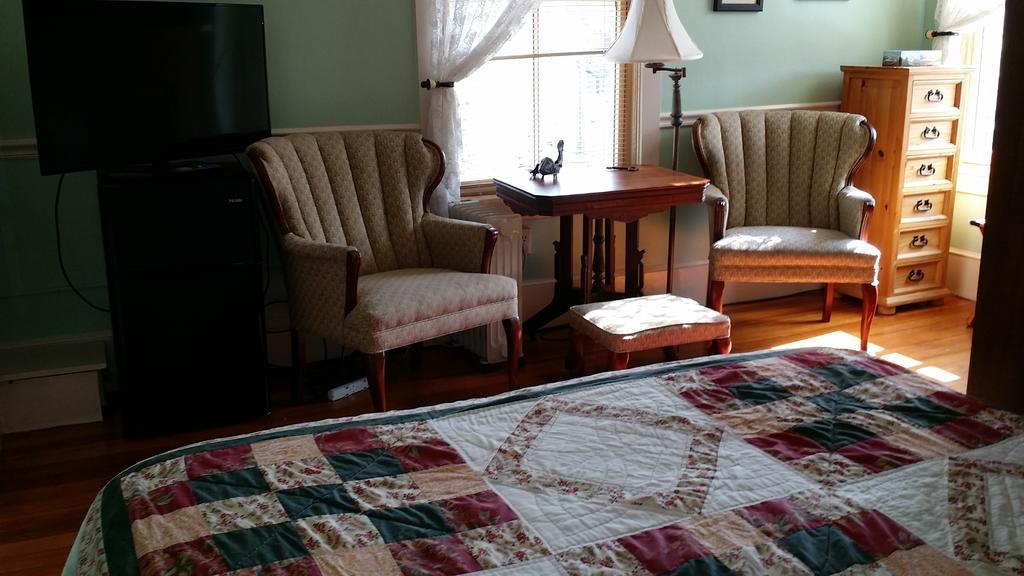 The Burbank Rose Bed & Breakfast Newport