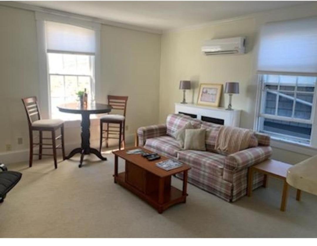 Tails Of Downtown Apartment Newport