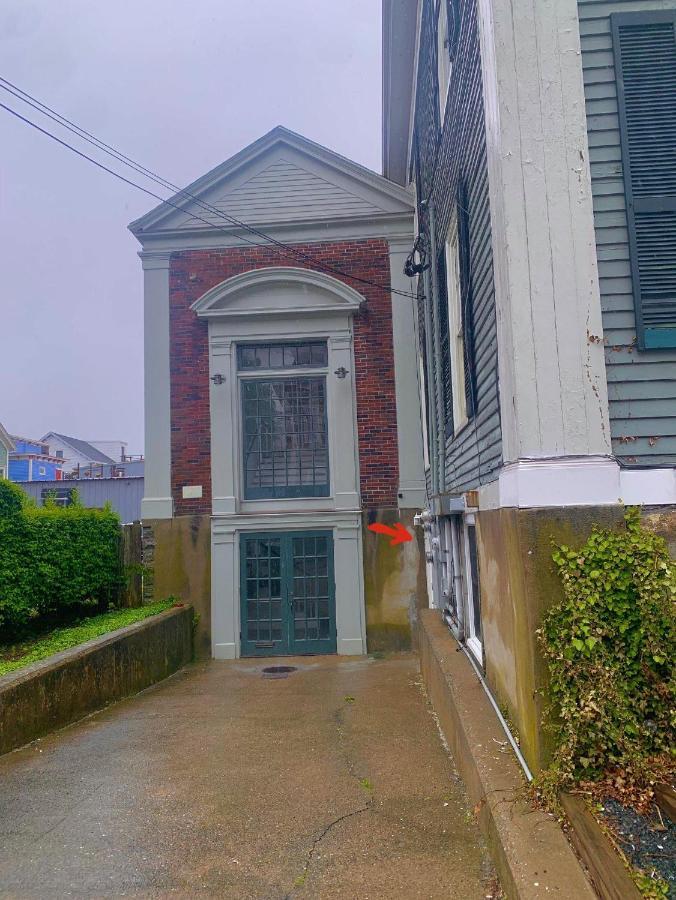 Tails Of Downtown Apartment Newport
