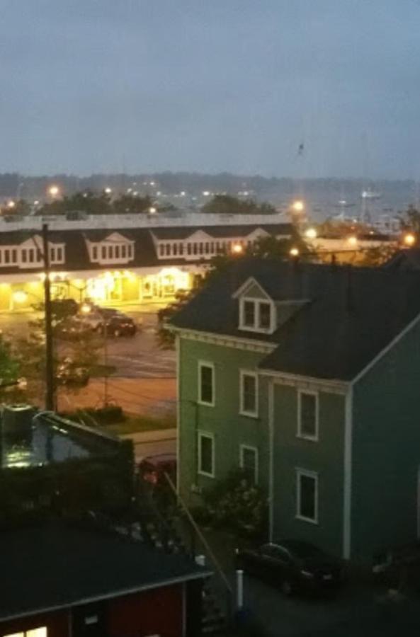 Tails Of Downtown Apartment Newport