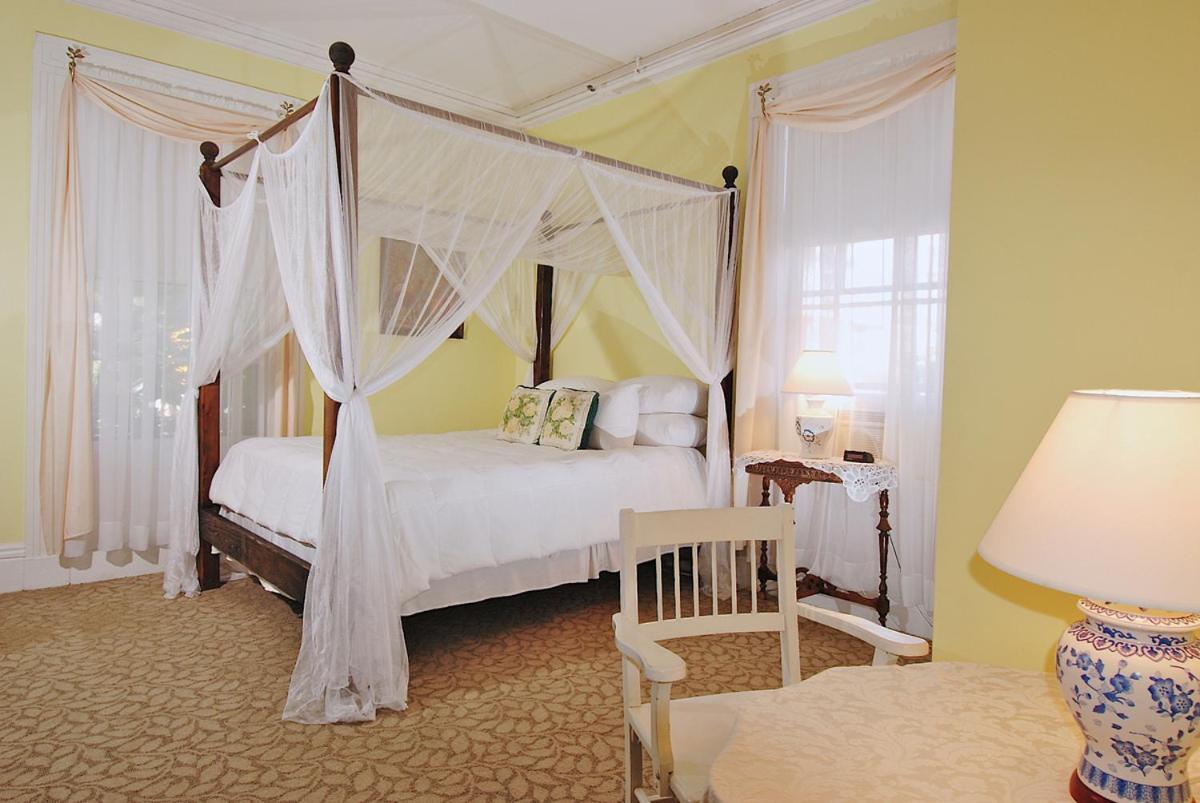 Yankee Peddler Inn Newport