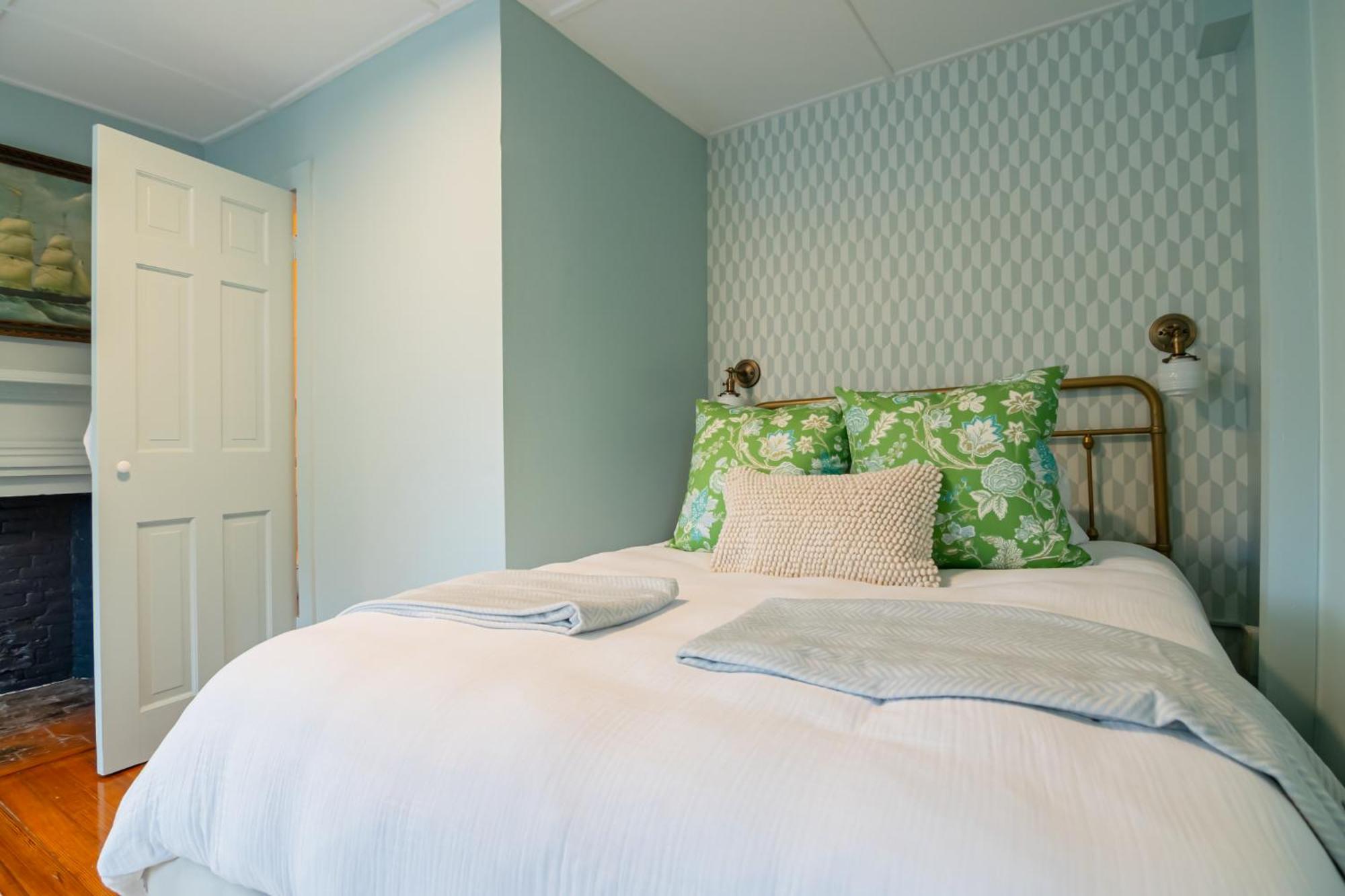 The Burbank Rose 3* Newport