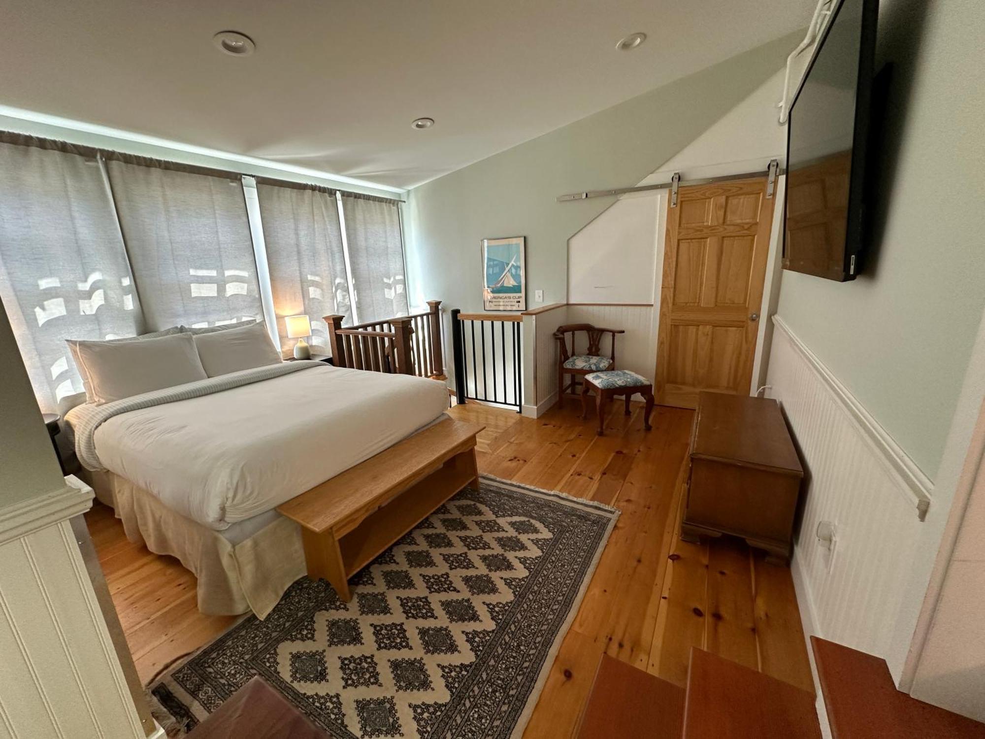 Hotel Entire Historic 5 Bed 5 Bath Sleeps 17