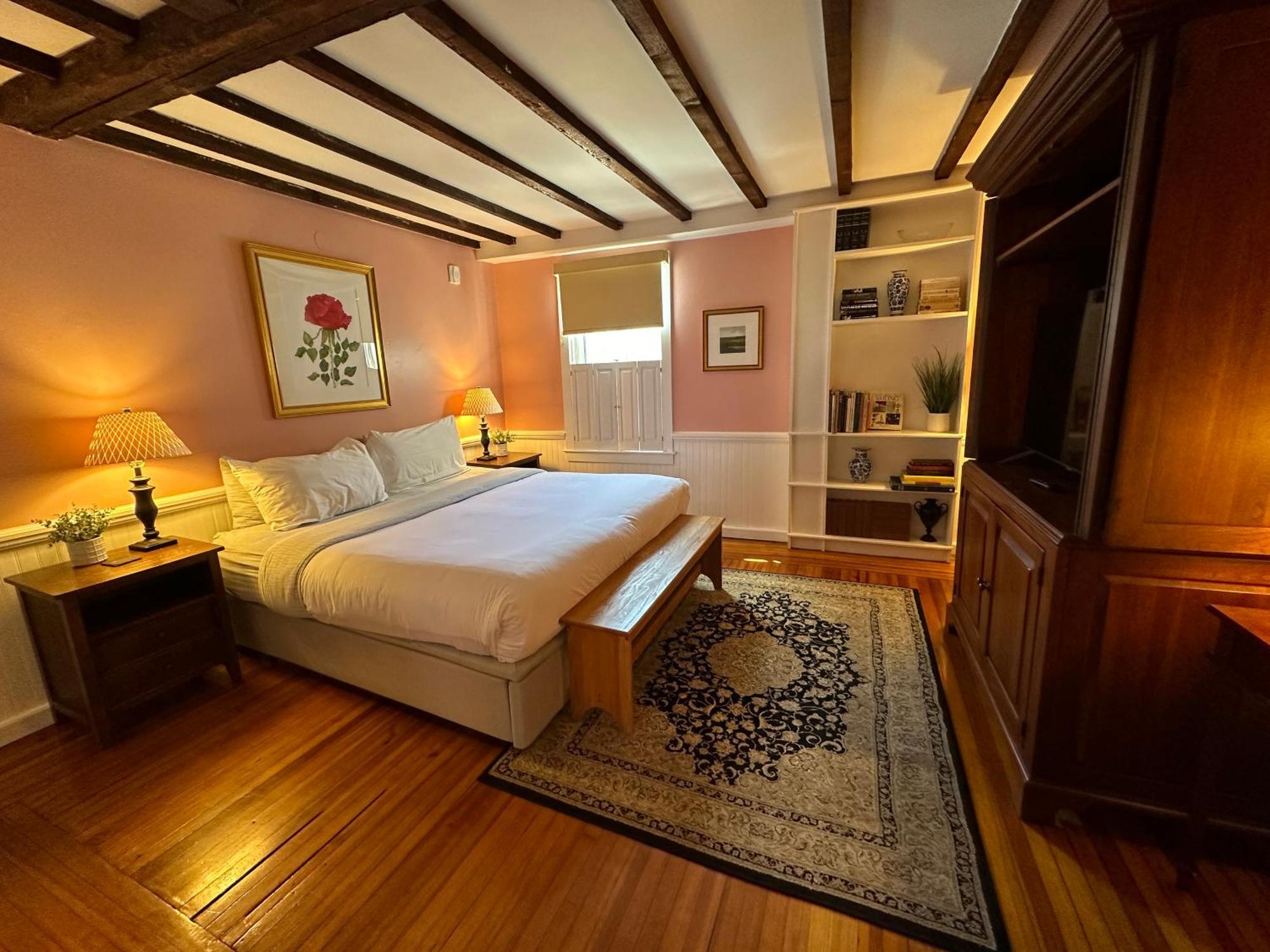 Hotel Entire Historic 5 Bed 5 Bath Sleeps 17 3*