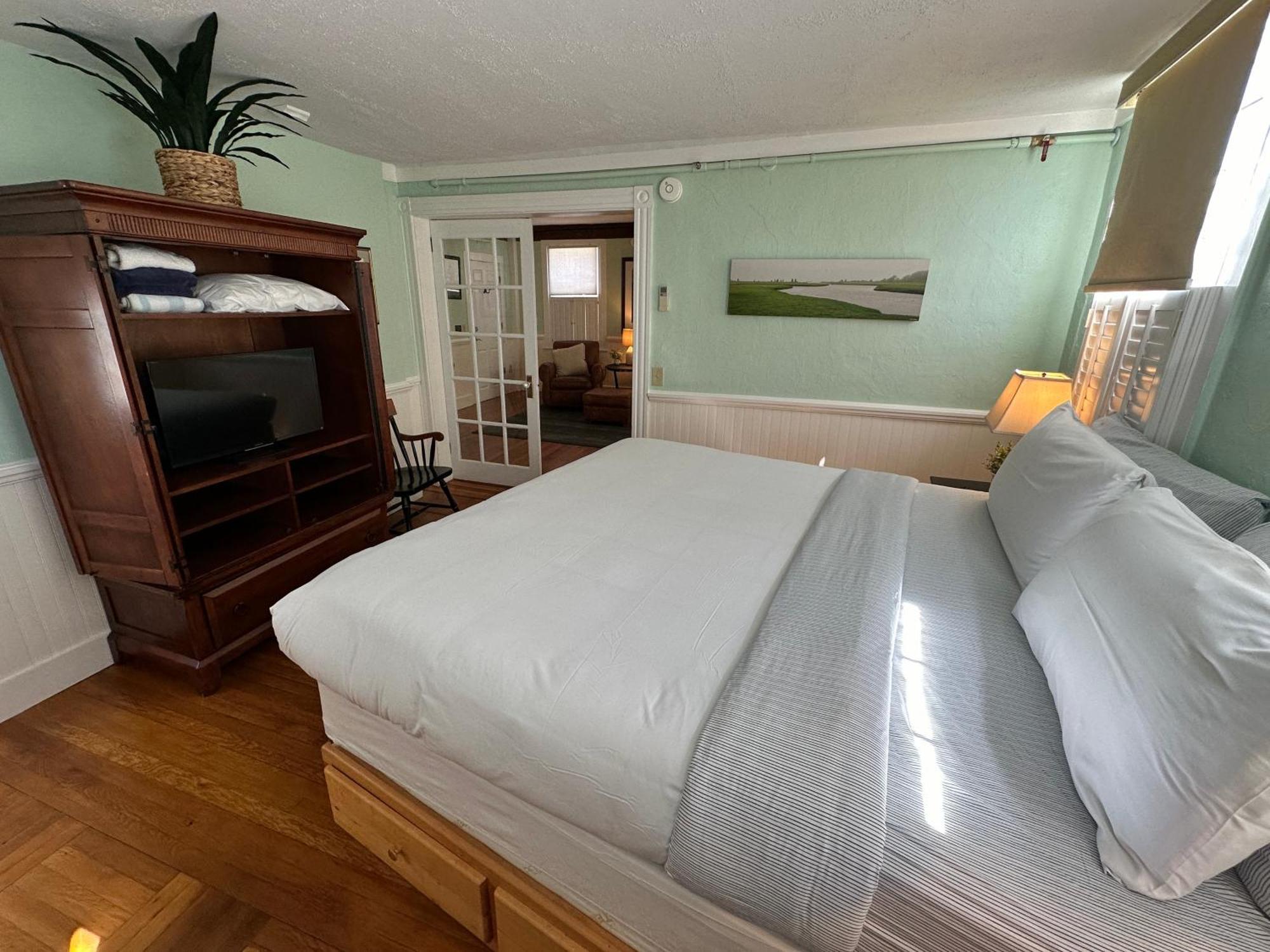 Entire Historic 5 Bed 5 Bath Sleeps 17 3* Newport