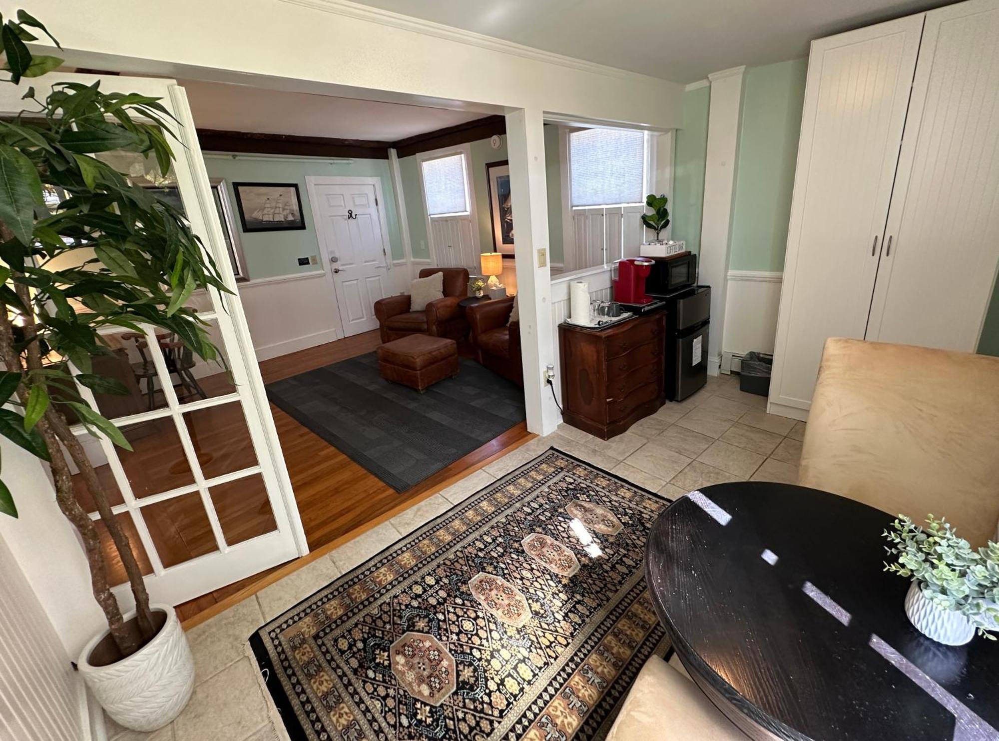 Hotel Entire Historic 5 Bed 5 Bath Sleeps 17 Newport