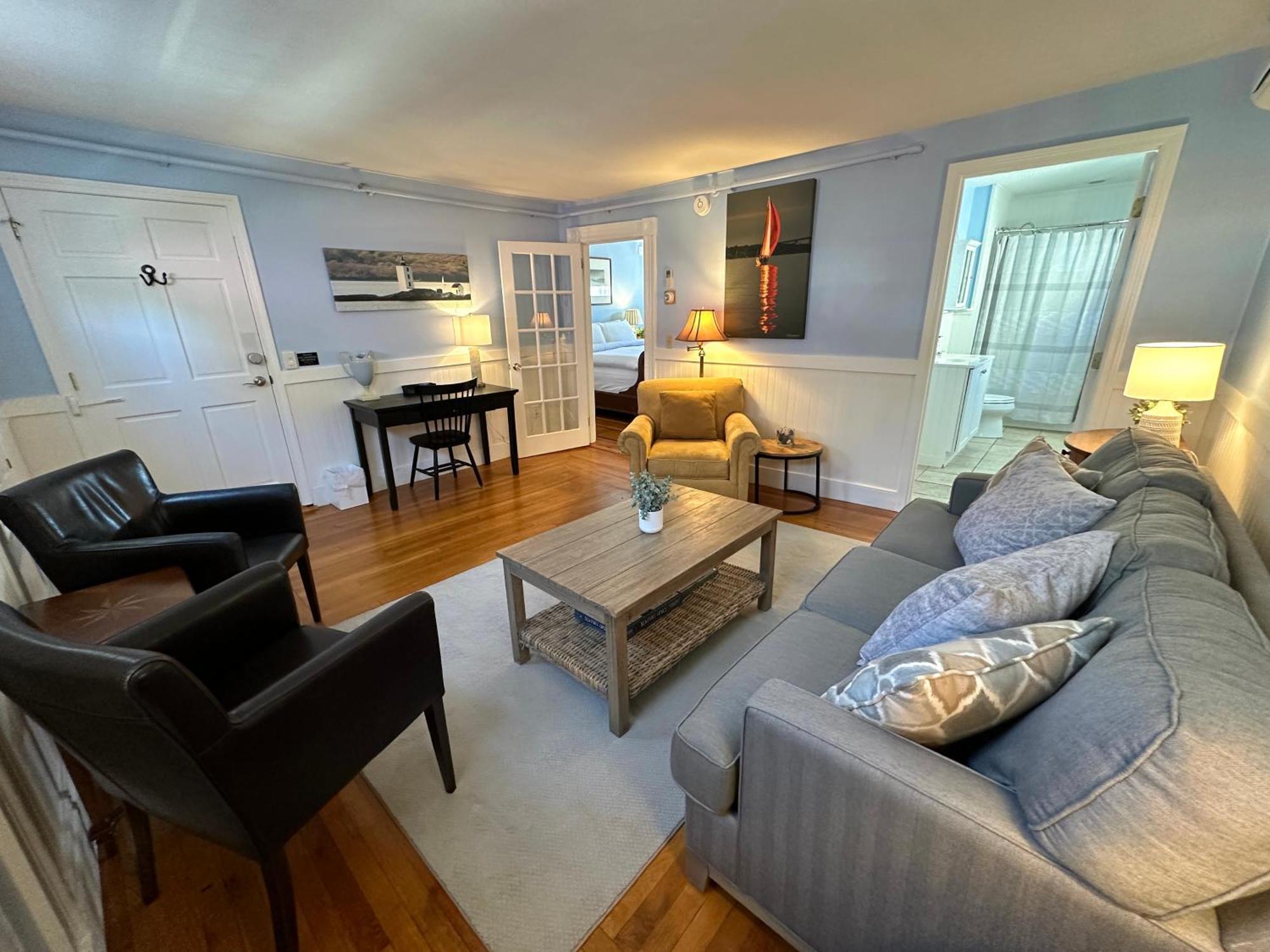 Entire Historic 5 Bed 5 Bath Sleeps 17 3* Newport