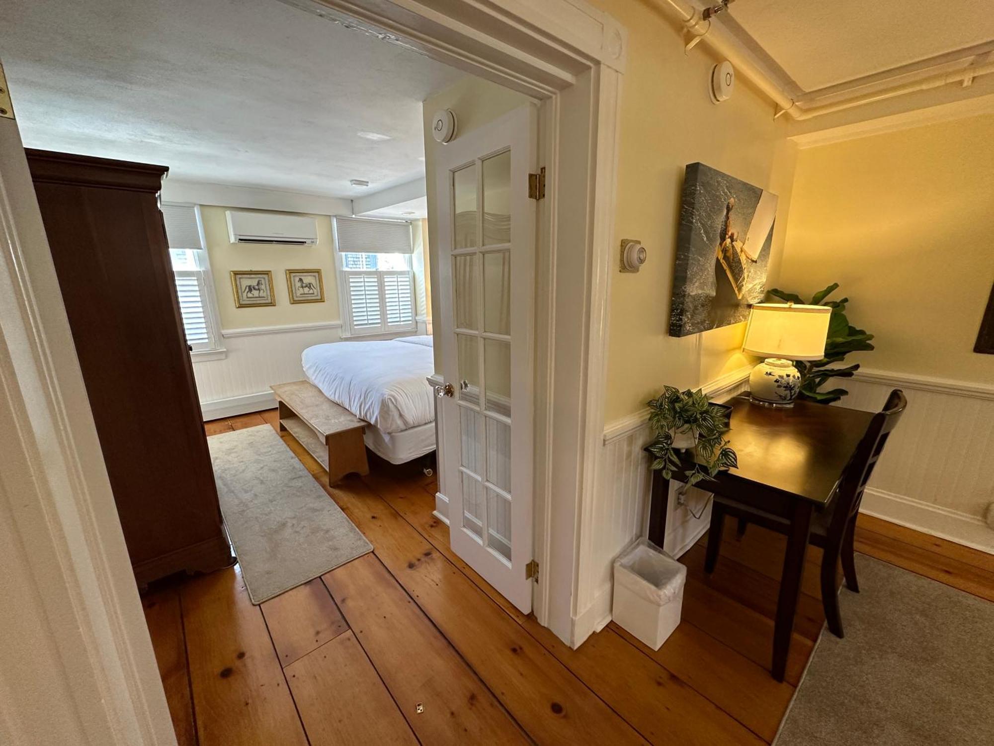 Entire Historic 5 Bed 5 Bath Sleeps 17 Hotel
