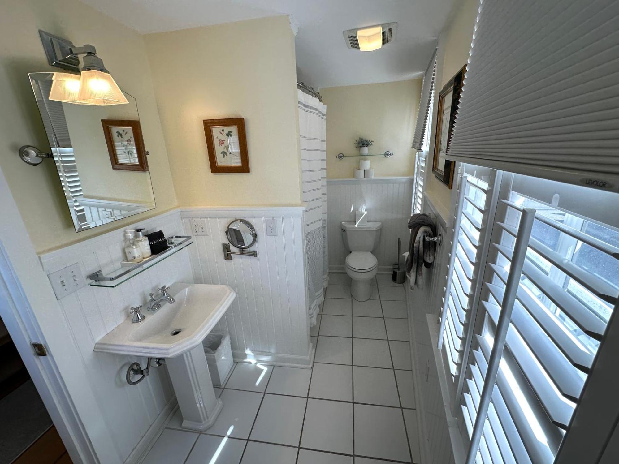 Hotel Entire Historic 5 Bed 5 Bath Sleeps 17