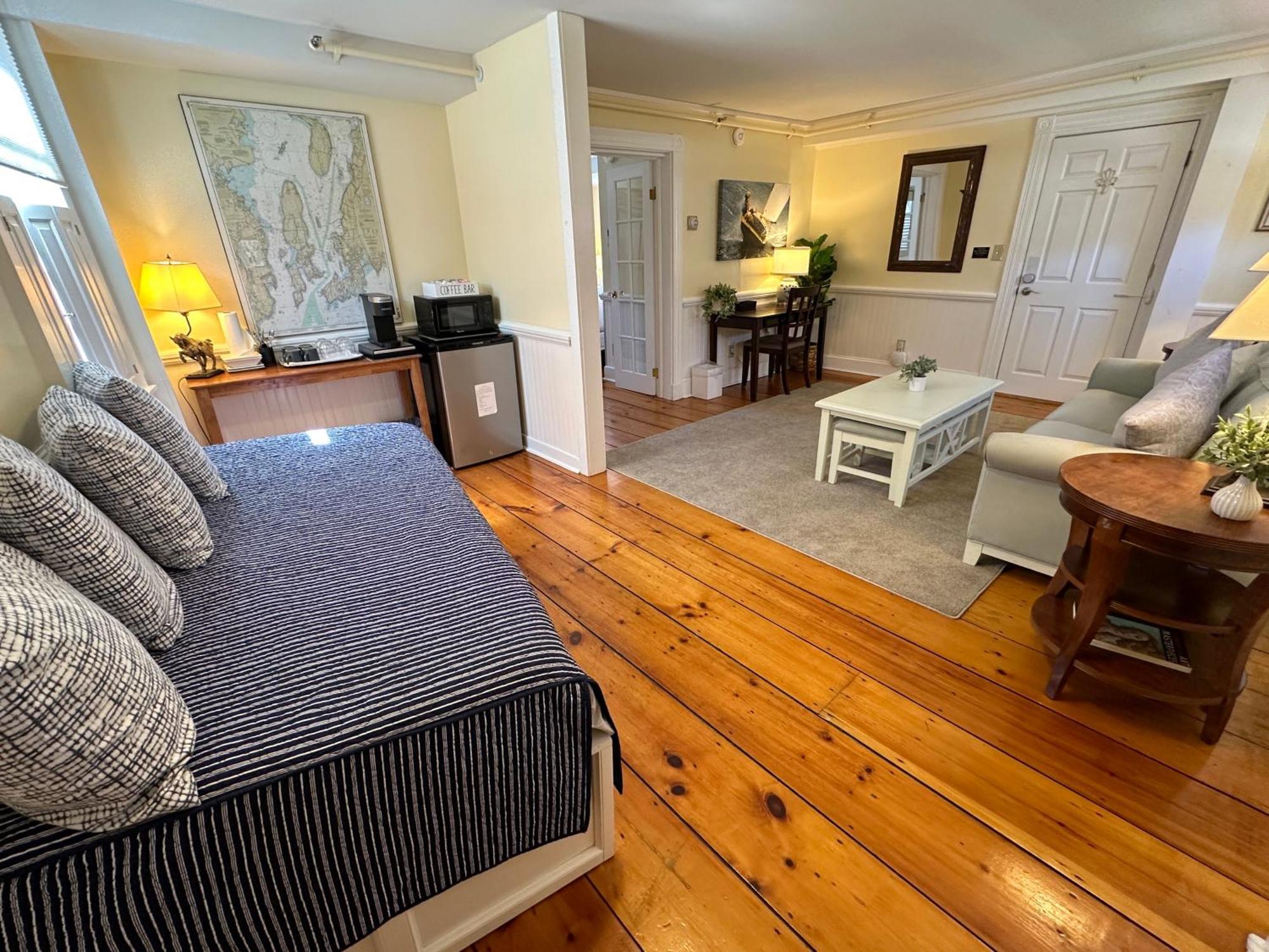 Hotel Entire Historic 5 Bed 5 Bath Sleeps 17 Newport