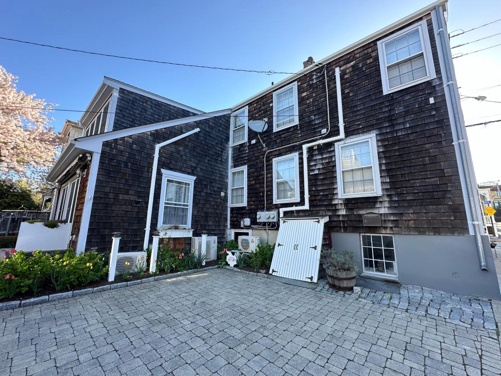Entire Historic 5 Bed 5 Bath Sleeps 17 Hotel
