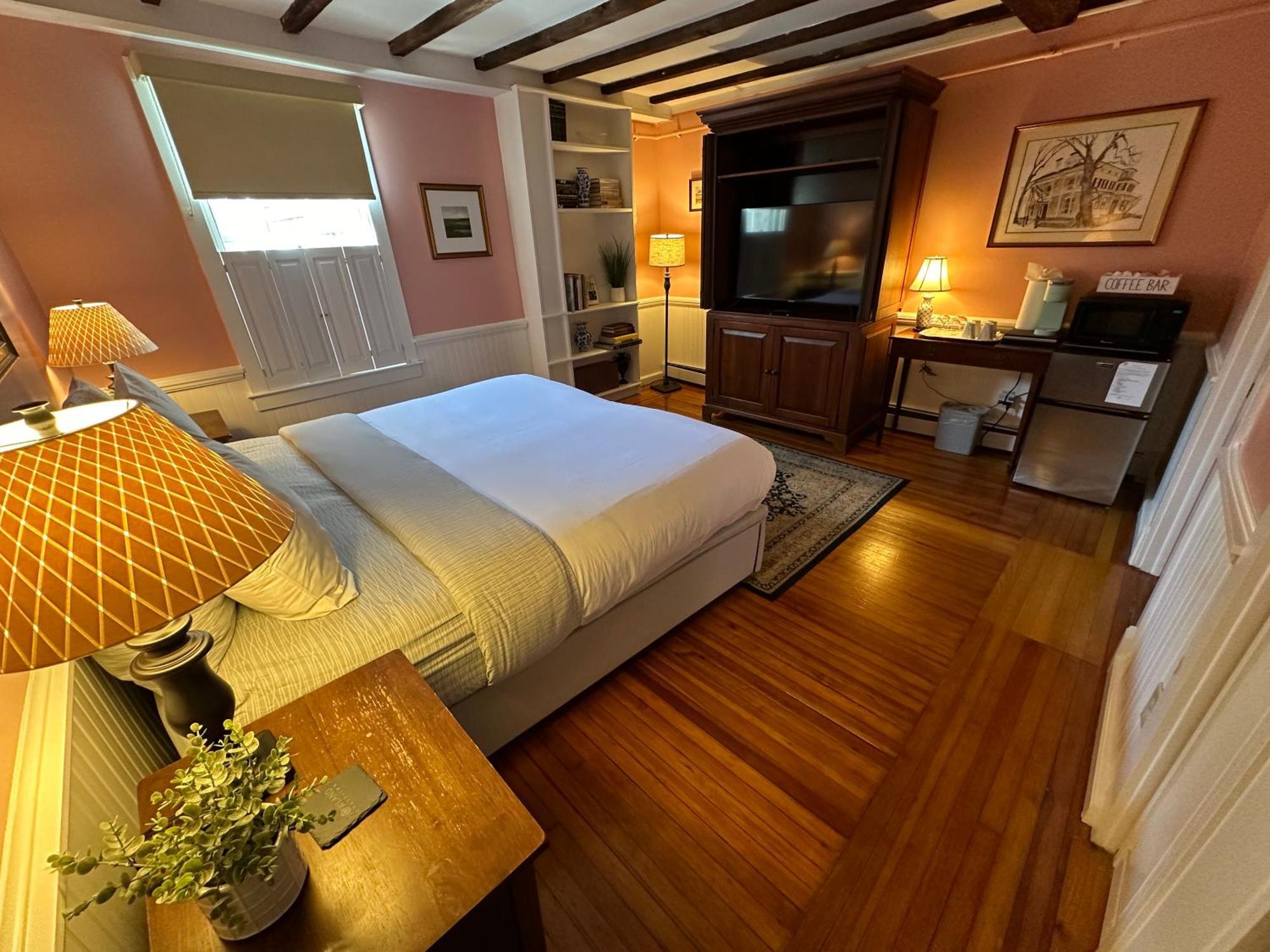 Entire Historic 5 Bed 5 Bath Sleeps 17 3* Newport