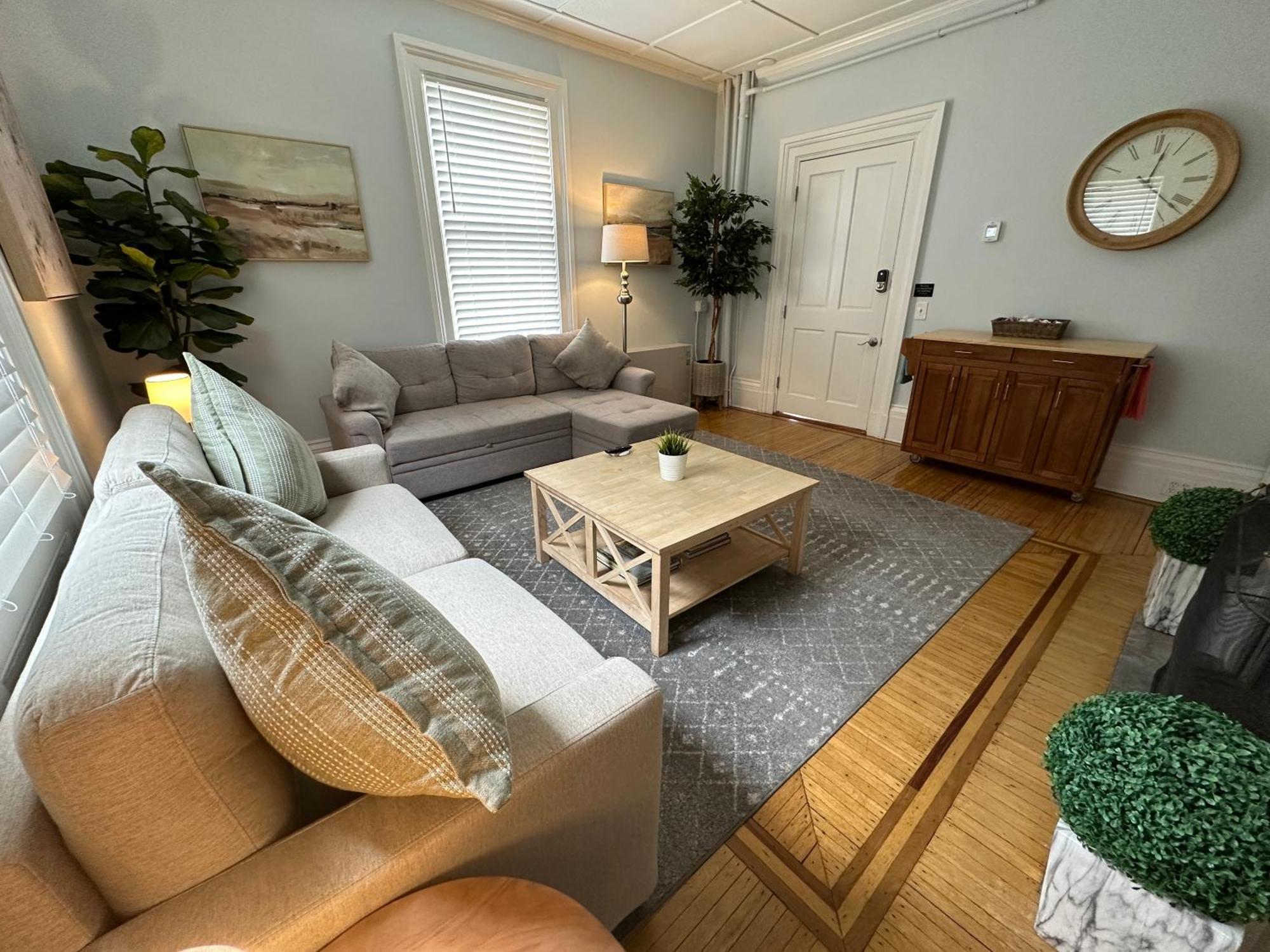 Hotel Entire Charming Victorian Downtown *