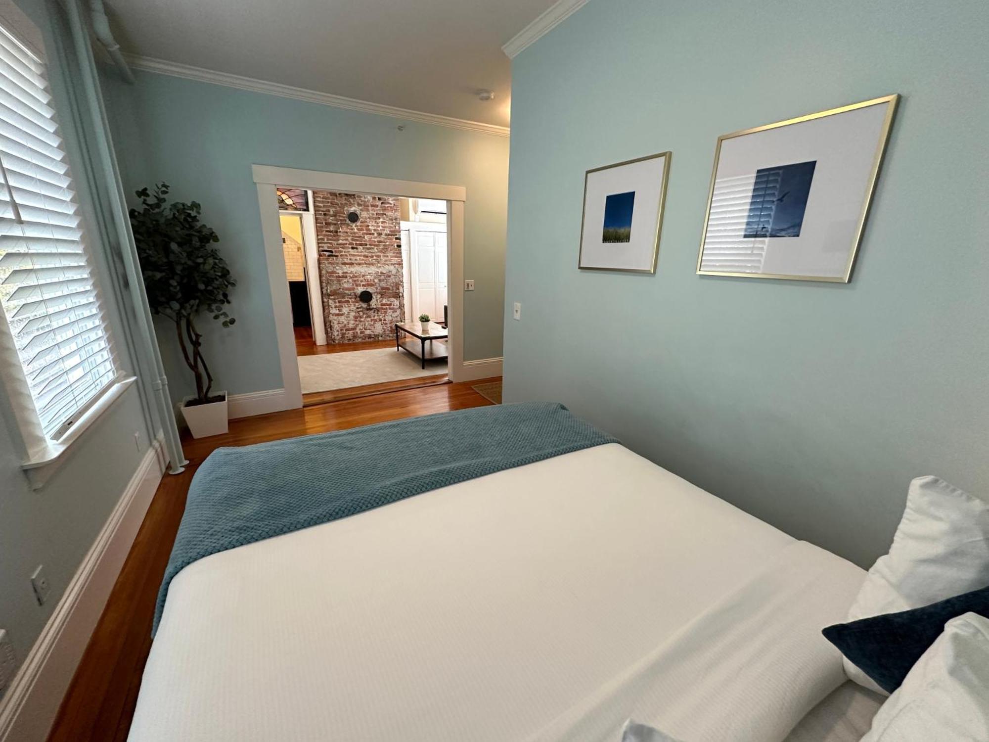 Entire Charming Victorian Downtown * Newport