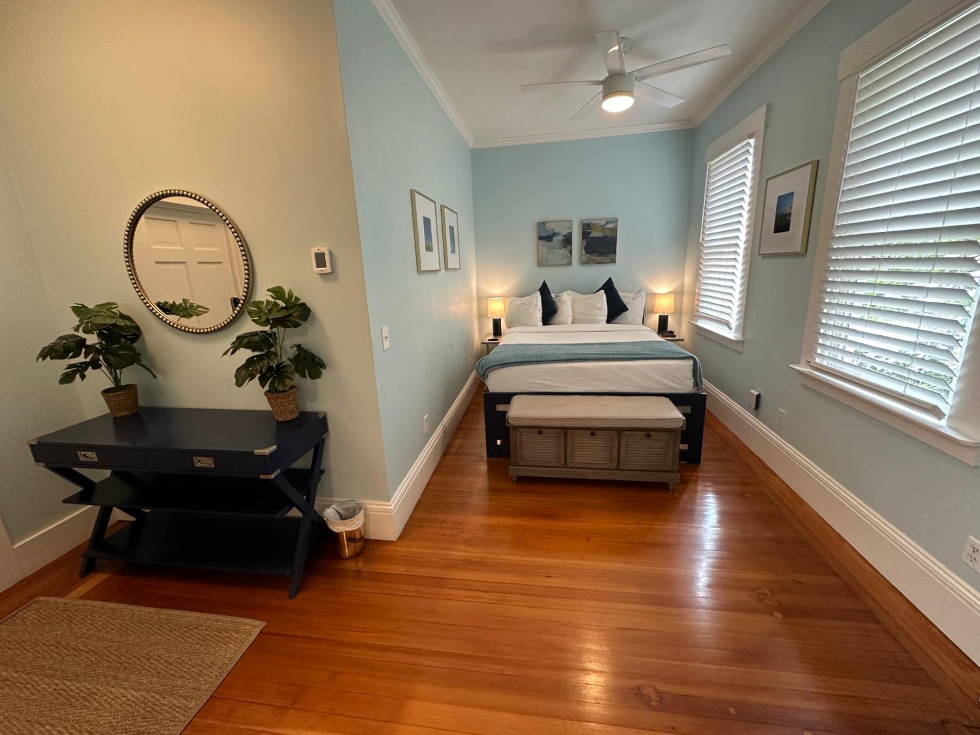 Hotel Entire Charming Victorian Downtown *