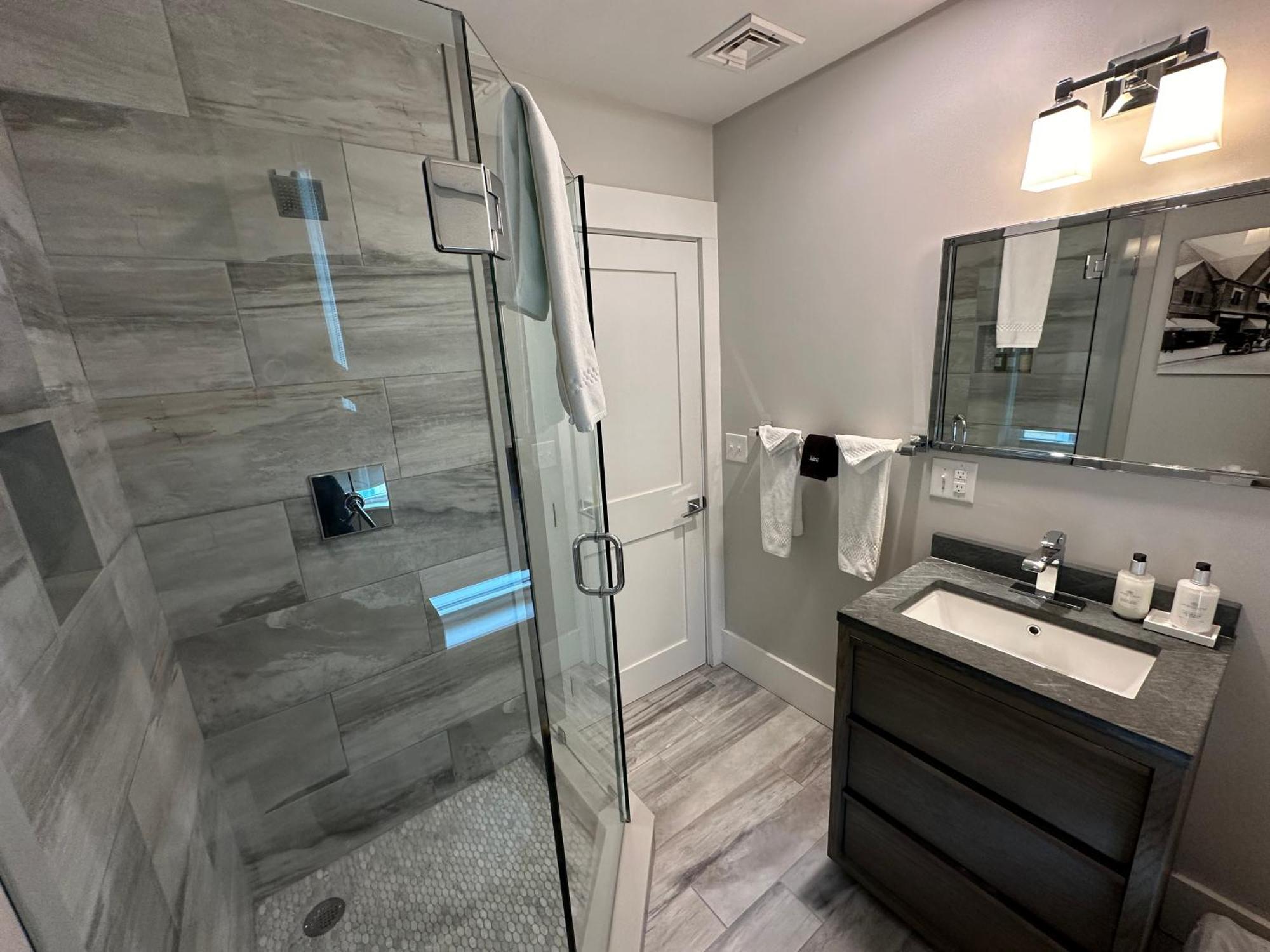 Entire Modern 7 Unit 7 Bath Boutique Hotel *
