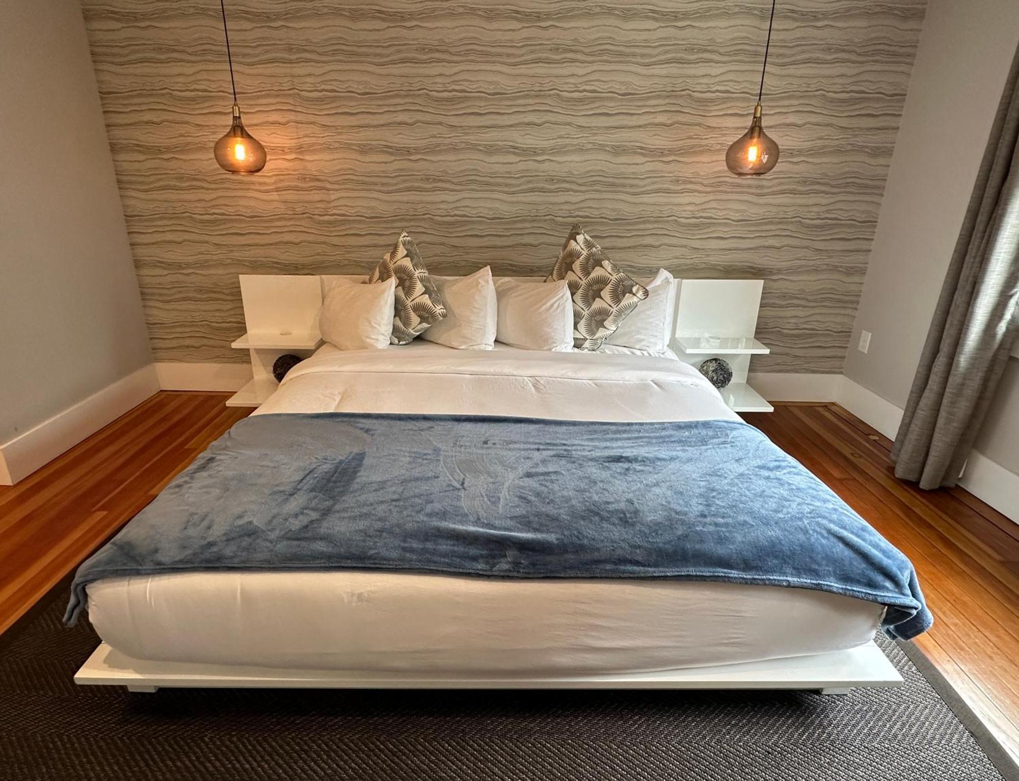 Entire Modern 7 Unit 7 Bath Boutique Hotel Newport