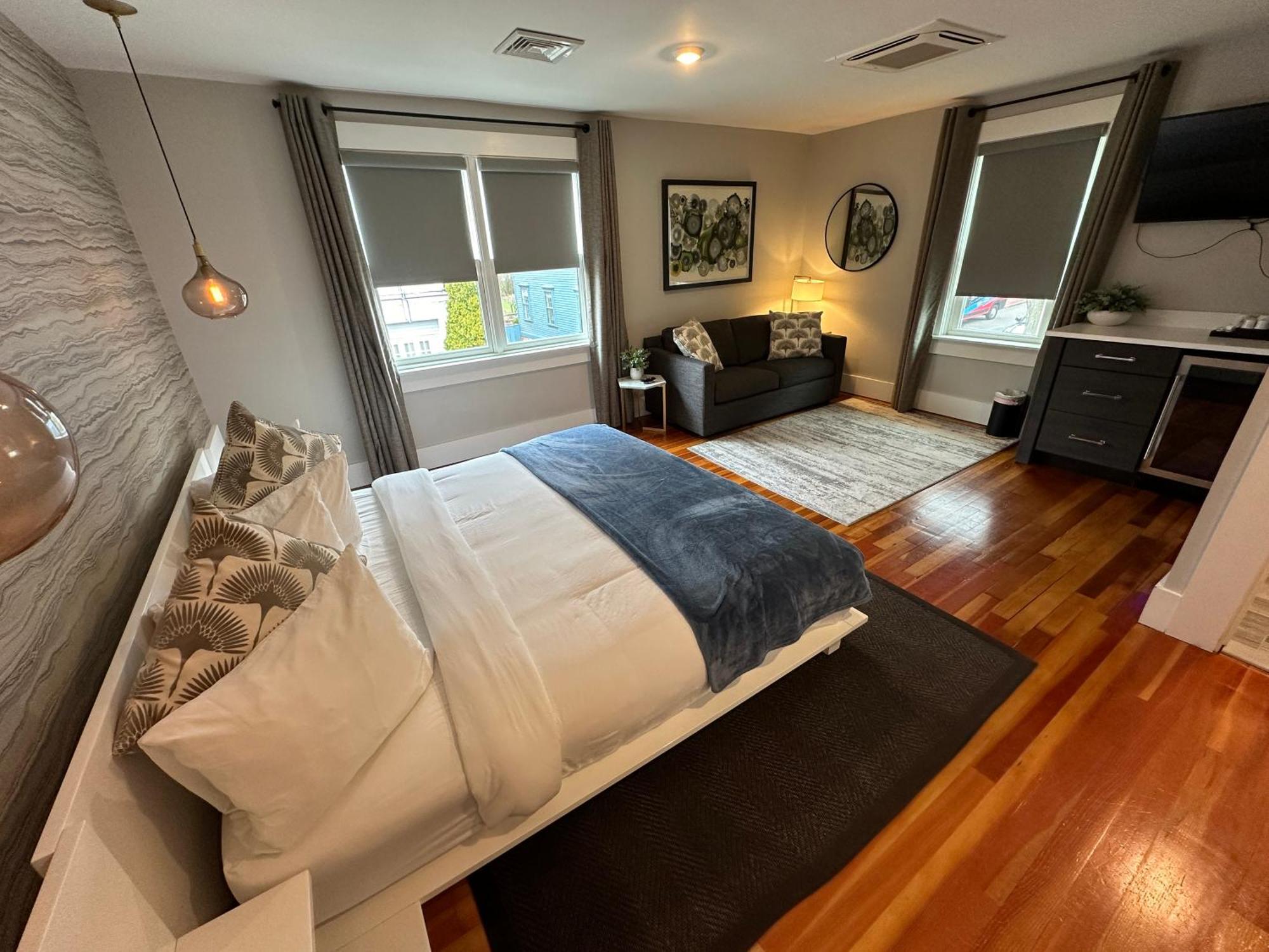Entire Modern 7 Unit 7 Bath Boutique * Newport