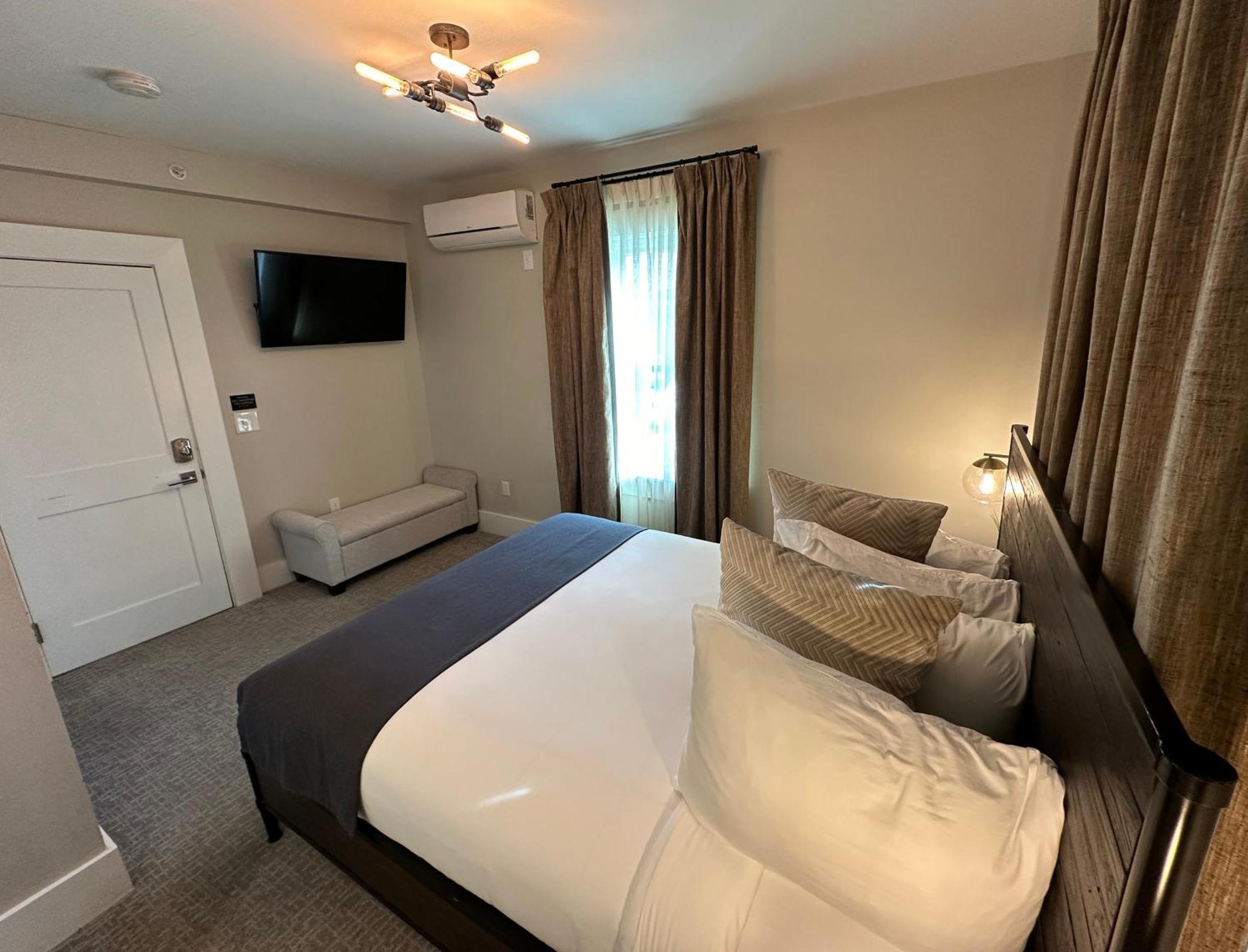 Entire Modern 7 Unit 7 Bath Boutique Hotel