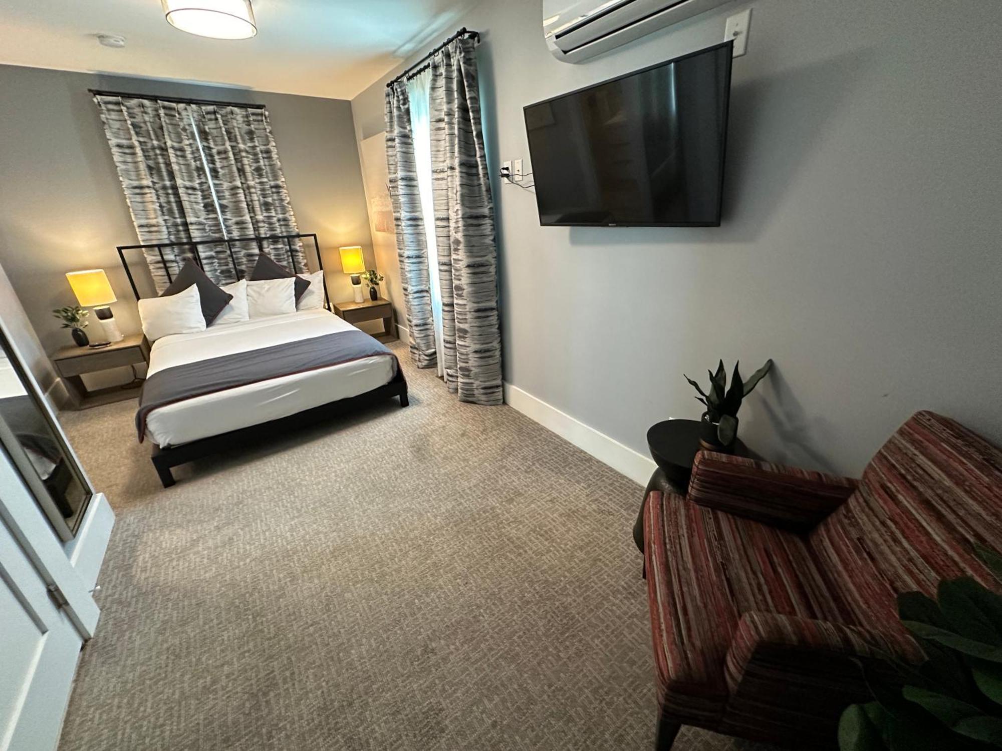 Entire Modern 7 Unit 7 Bath Boutique Hotel *