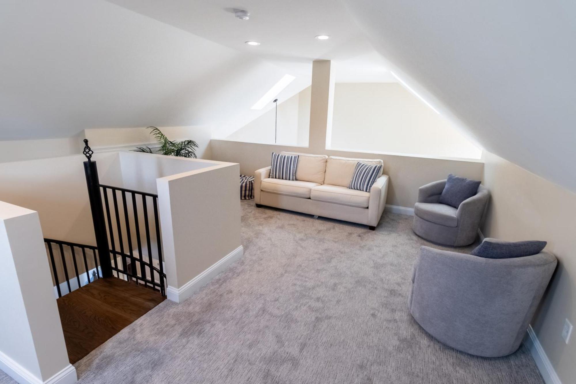 The Lofts - 543 Thames Street Apartment