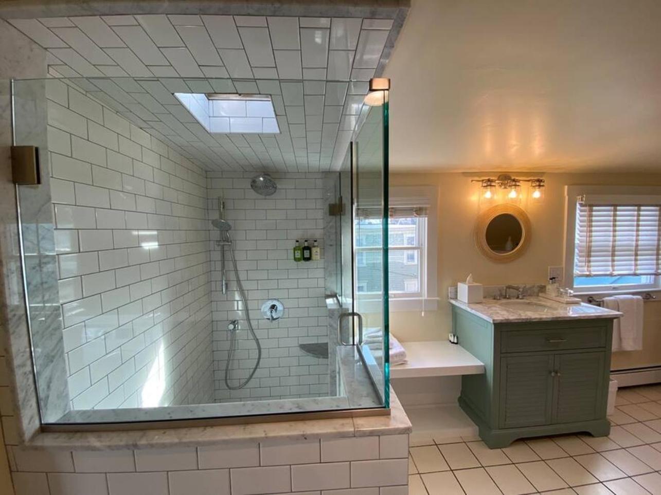 Entire Charming Victorian Downtown * Newport