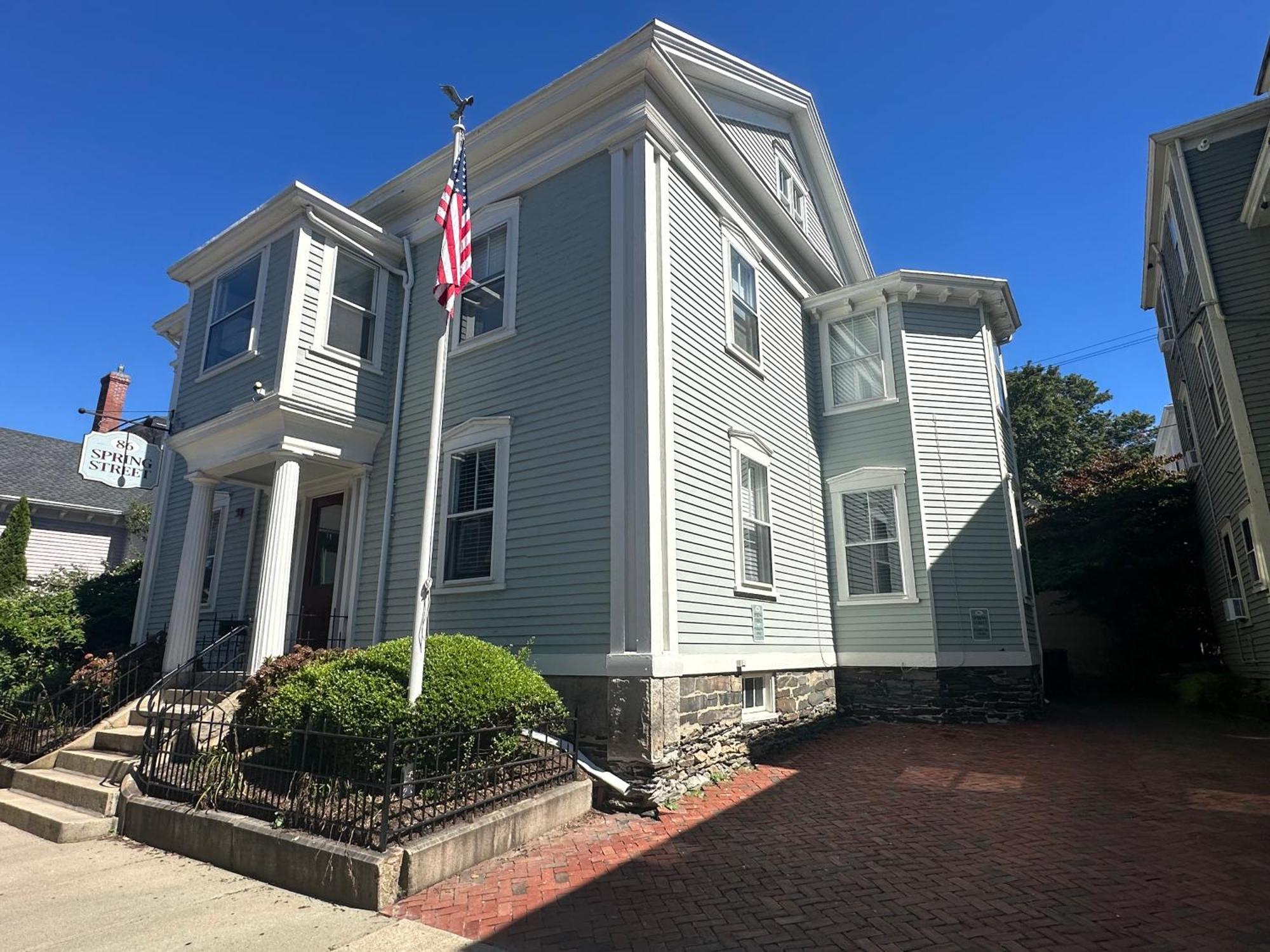 Entire Charming Victorian Downtown * Newport