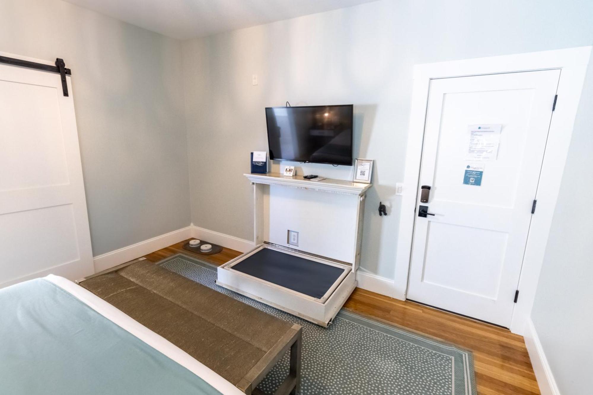 Paws On Pelham (adults Only) Bed & Breakfast Newport