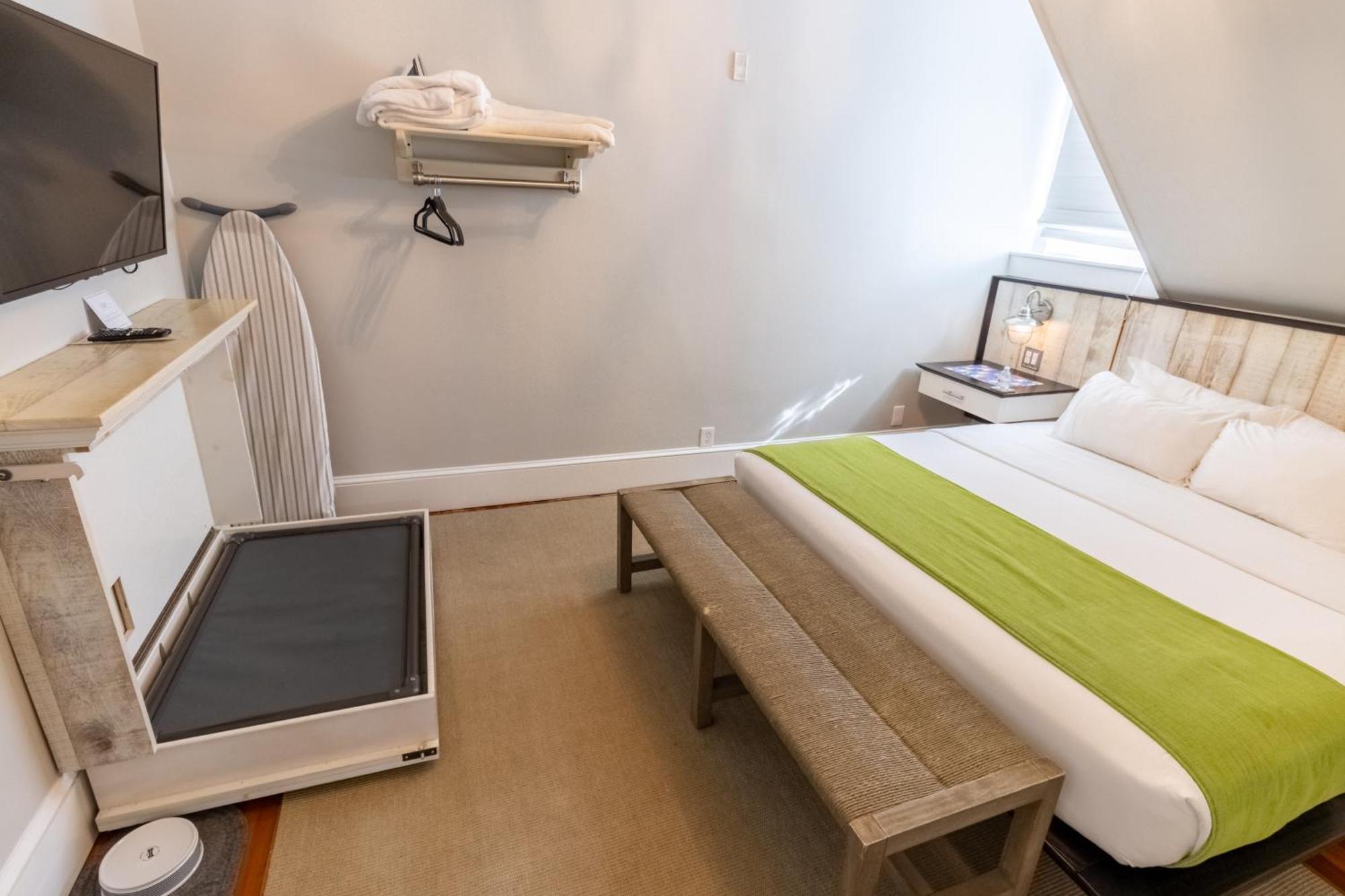 Paws On Pelham (adults Only) Bed & Breakfast