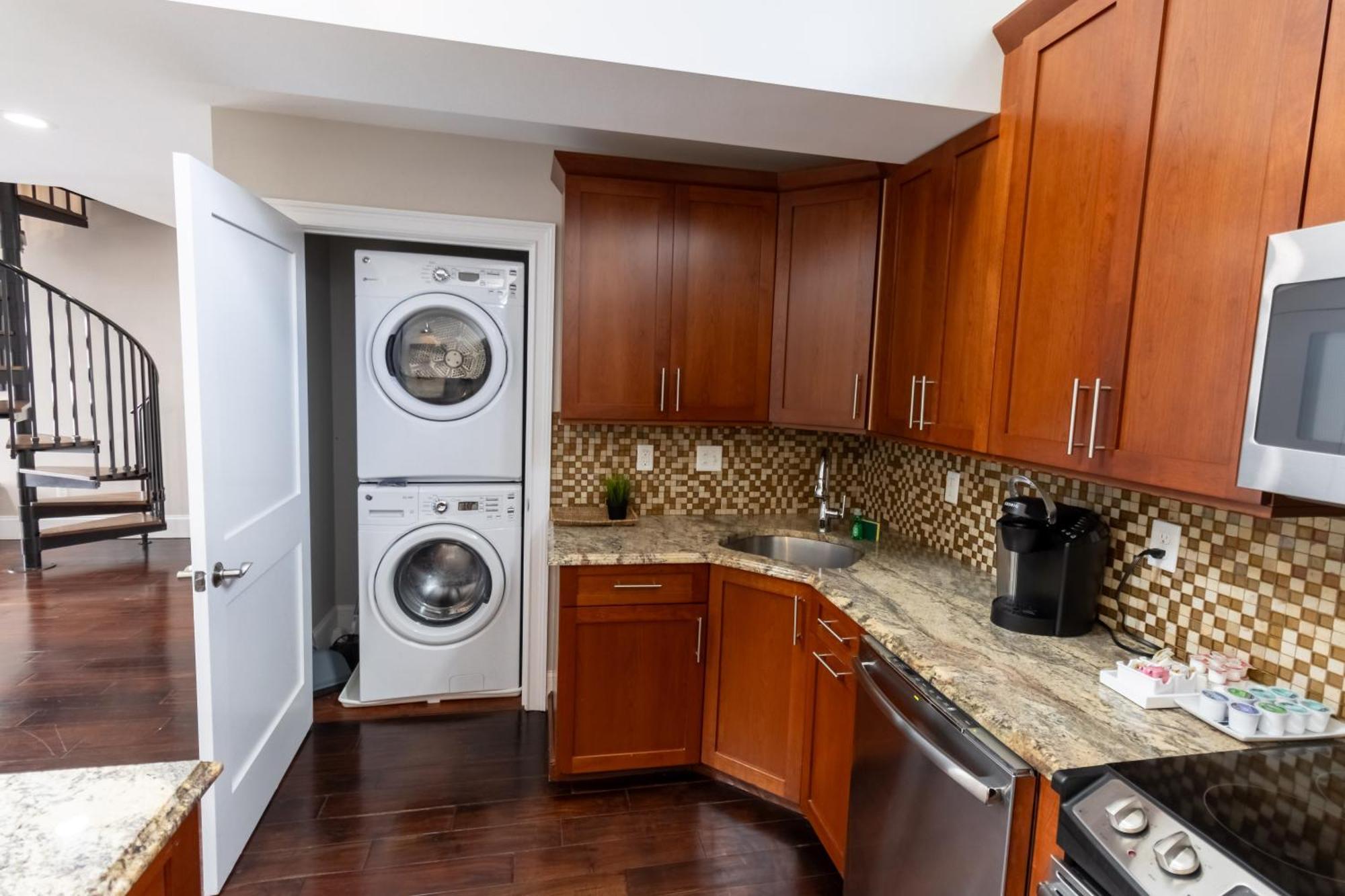 The Lofts - 543 Thames Street Apartment
