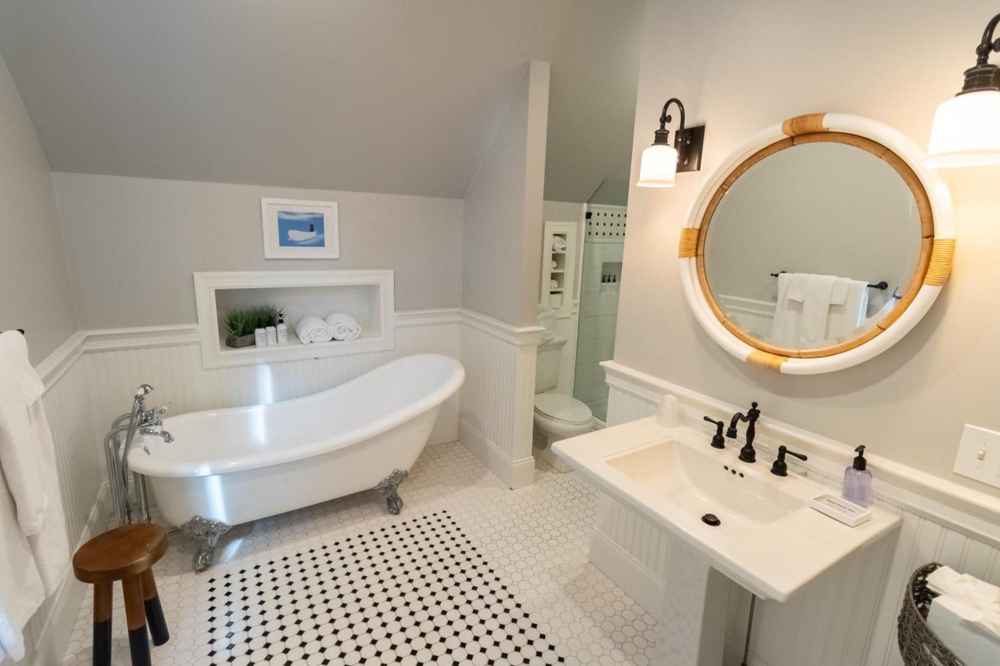 Paws On Pelham (adults Only) Bed & Breakfast Newport
