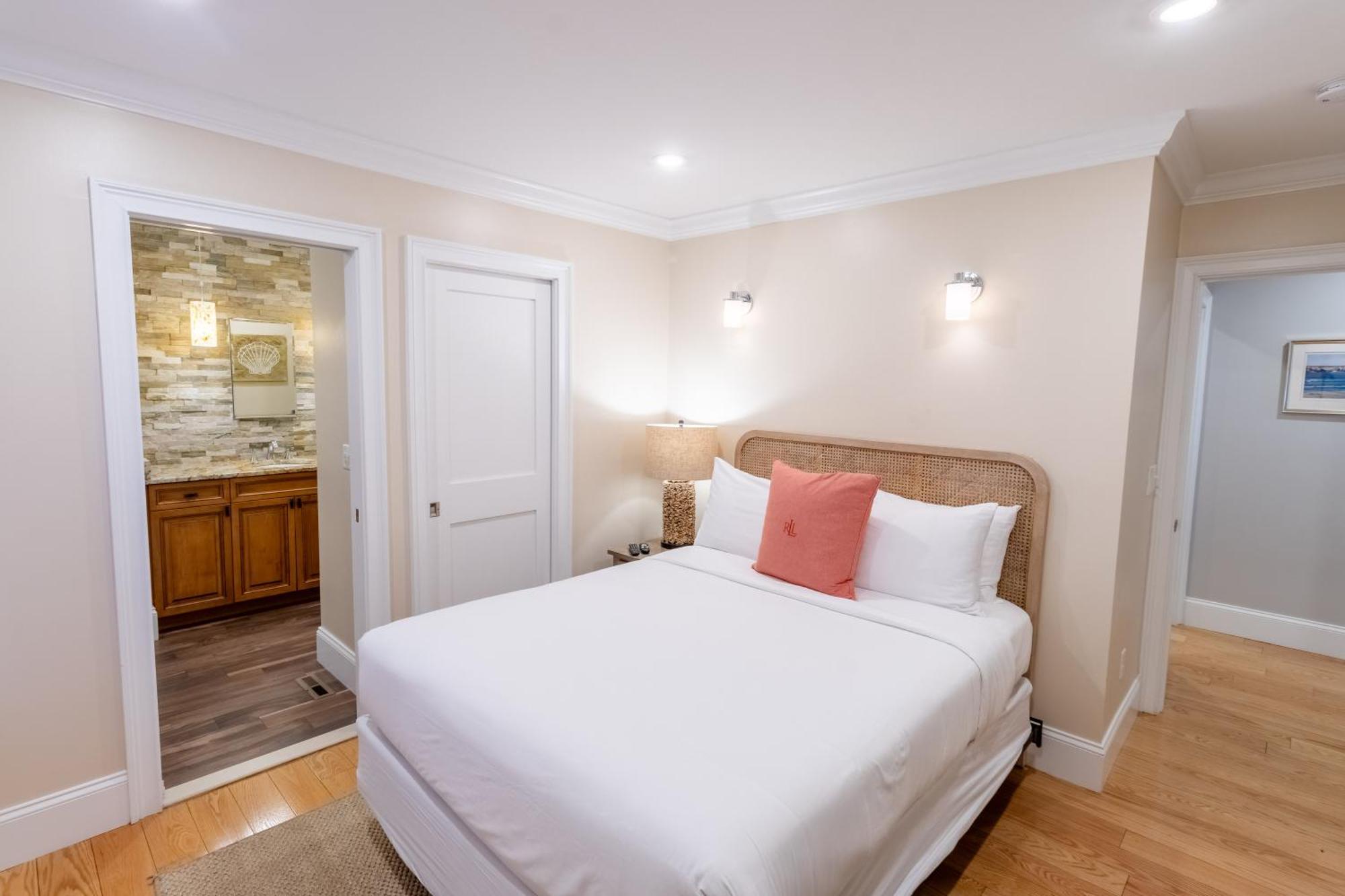 The Lofts - 548 Thames Street Apartment