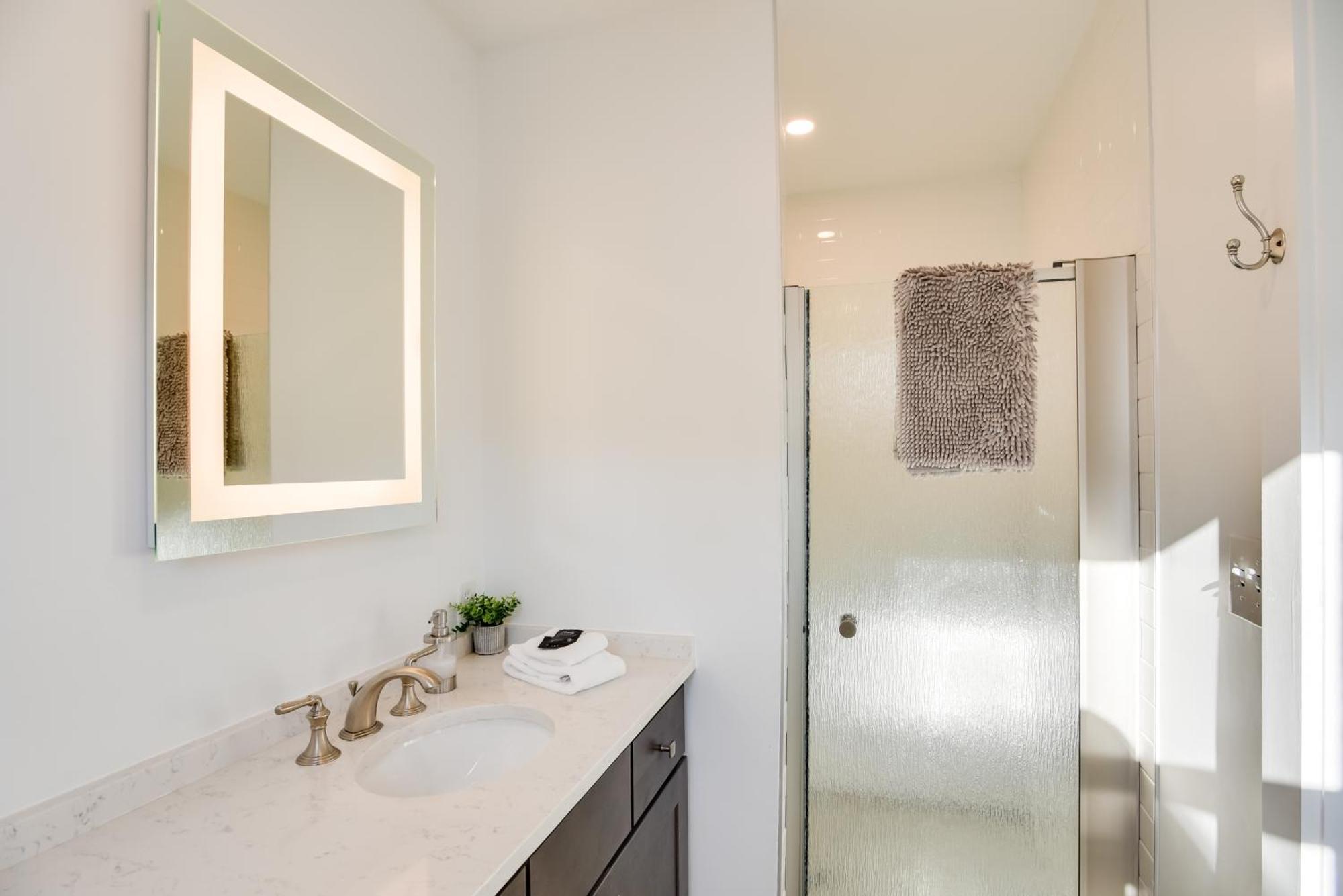 Walk To Bowens Wharf In Dtwn Apartment *