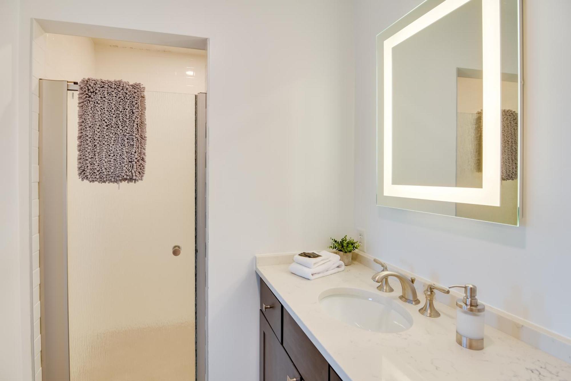 Walk To Bowens Wharf In Dtwn Apartment