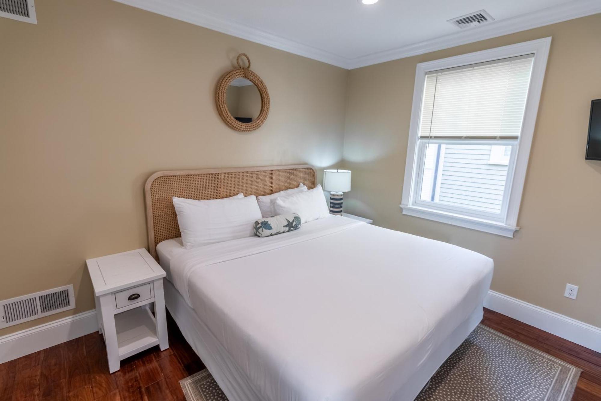 The Lofts - 546 Thames Street Apartment