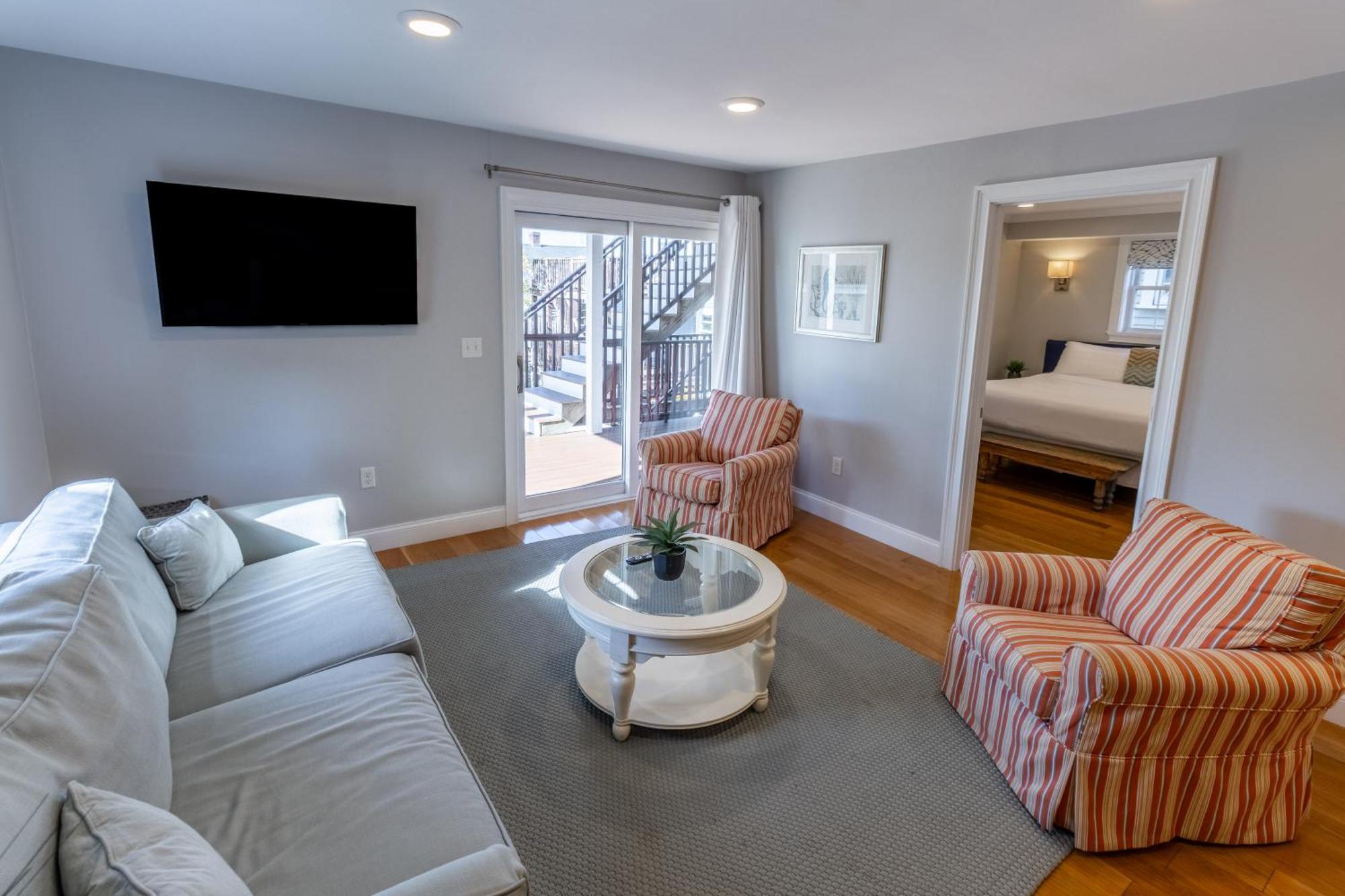 The Lofts - 617 Thames Street Apartment *