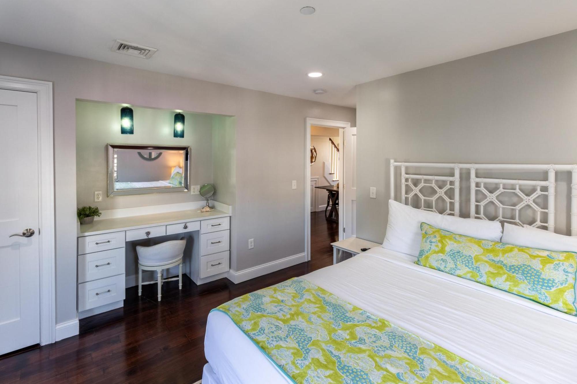 The Lofts - 617 Thames Street Apartment