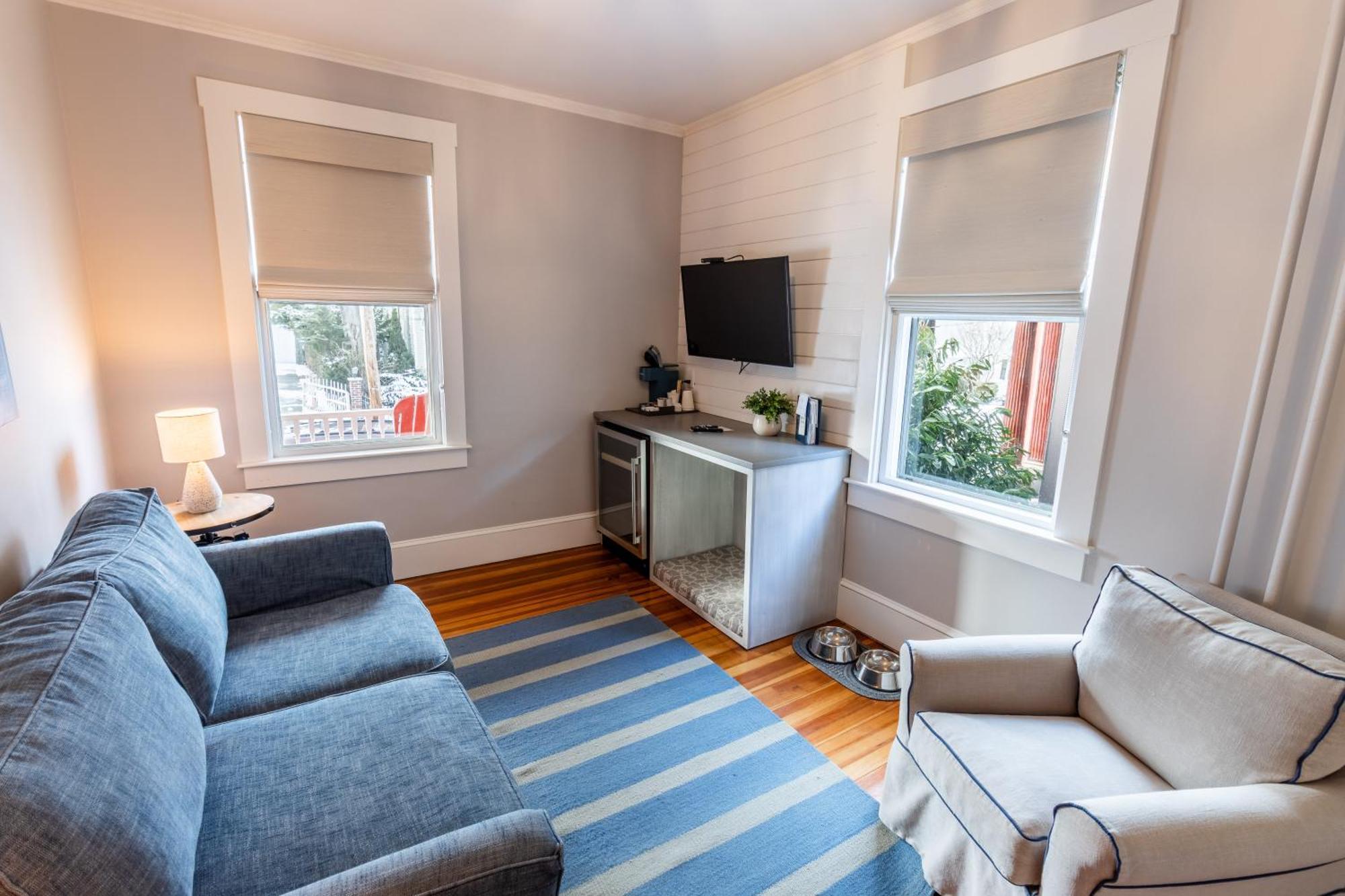 Paws On Pelham (adults Only) Bed & Breakfast Newport