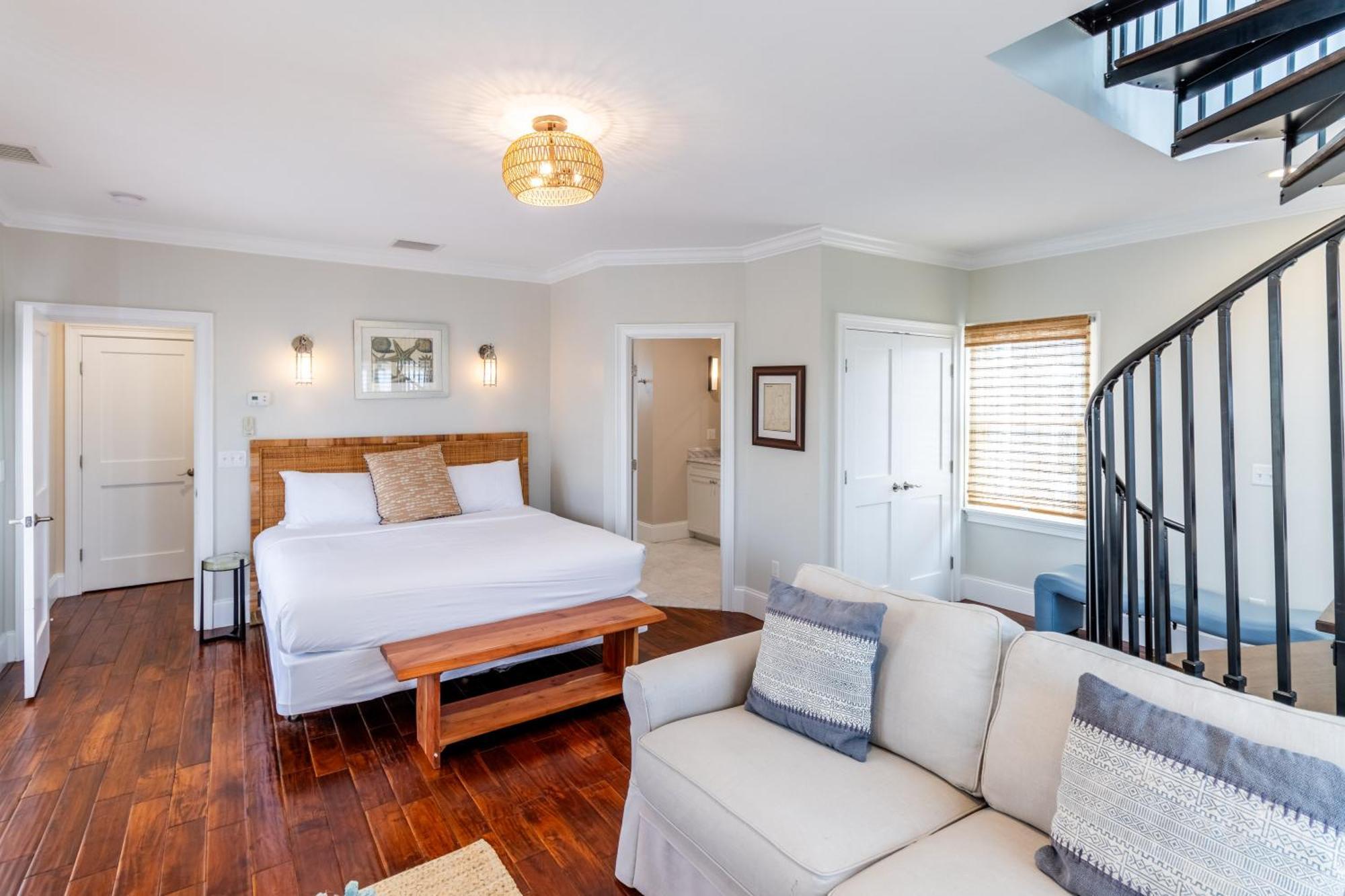The Lofts - 548 Thames Street Apartment